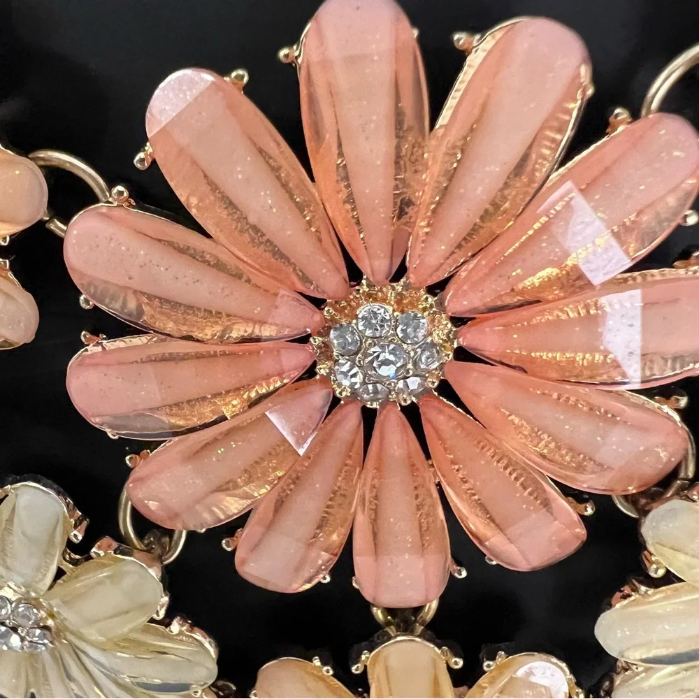 MACY’S PASTEL‎ DAISY STATEMENT NECKLACE $45